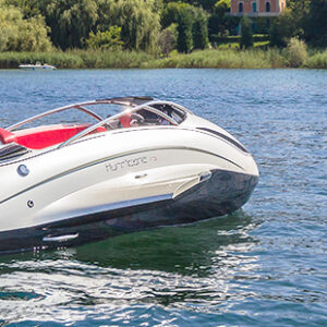 Metà motoscafo e metà jet sky, Hurricane  è l’oggetto del desiderio in mare