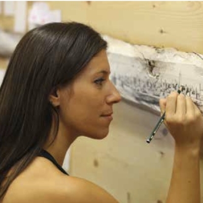 Penelope, l'artista che dipinge sulle tele  portate direttamente dal mare