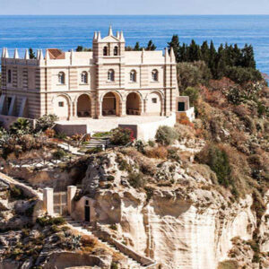 L’osservatorio migliore su Tropea?  Un balcone d’albergo a picco sul mare