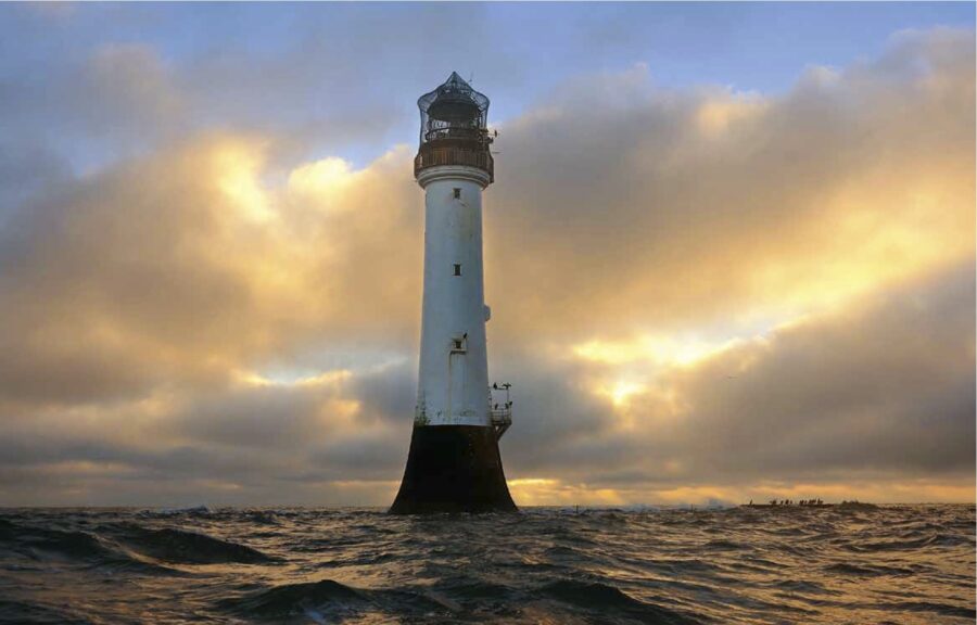 L'incredibile faro di Bell Rock, una delle  sette meraviglie del mondo moderno