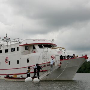 La salvezza viene dal mare. E nella foresta  pluviale viaggia sulla nave San Raffaele