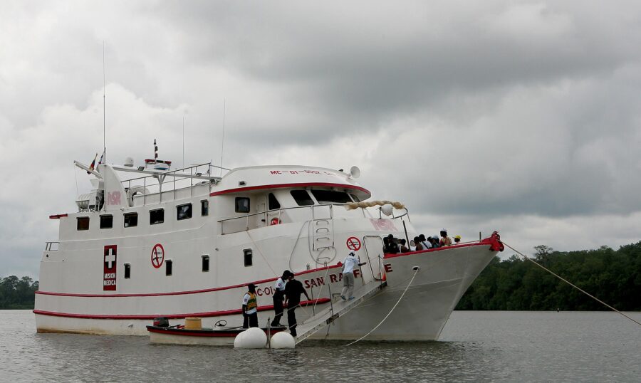 La salvezza viene dal mare. E nella foresta  pluviale viaggia sulla nave San Raffaele