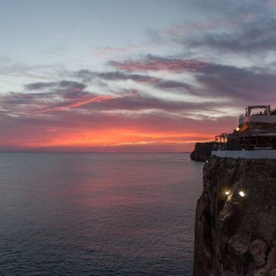 Cova d'es Xoroi, l'incredibile discoteca  scavata nella roccia a picco sul mare