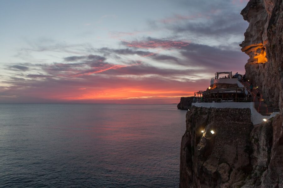 Cova d'es Xoroi, l'incredibile discoteca  scavata nella roccia a picco sul mare