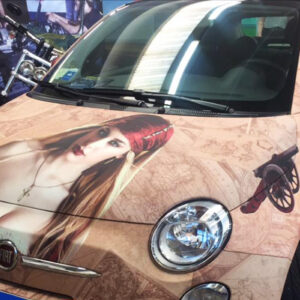 L’auto che guida i clienti verso bar  ristoranti e discoteche al mare