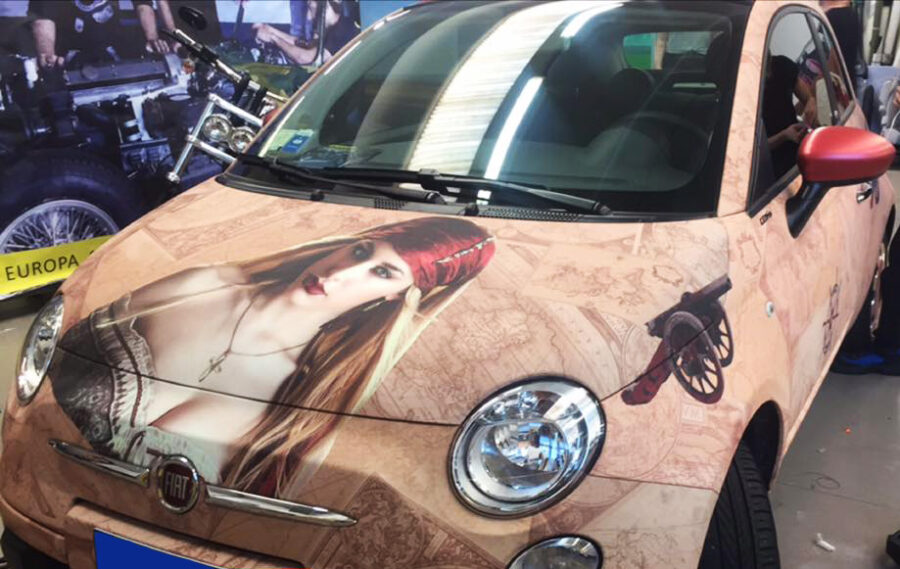 L'auto che guida i clienti verso bar  ristoranti e discoteche al mare