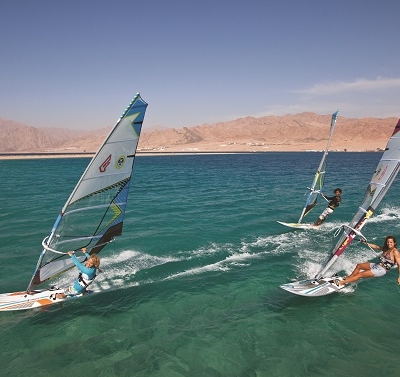 Windsurf, la caccia a onde e vento parte  dalla Corsica e arriva fino a Okinawa