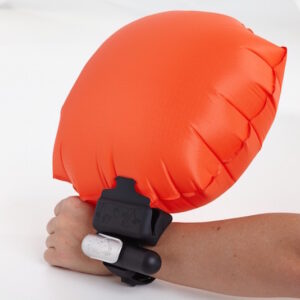 Orologio gonfiabile, il salvavita in acqua che tiene a galla un uomo di 130 chili