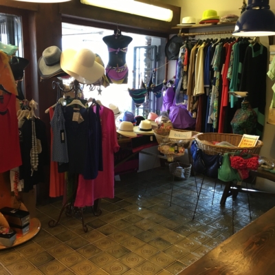 Lola, al timone della boutique che abbina  come nessun'altra i colori del mare