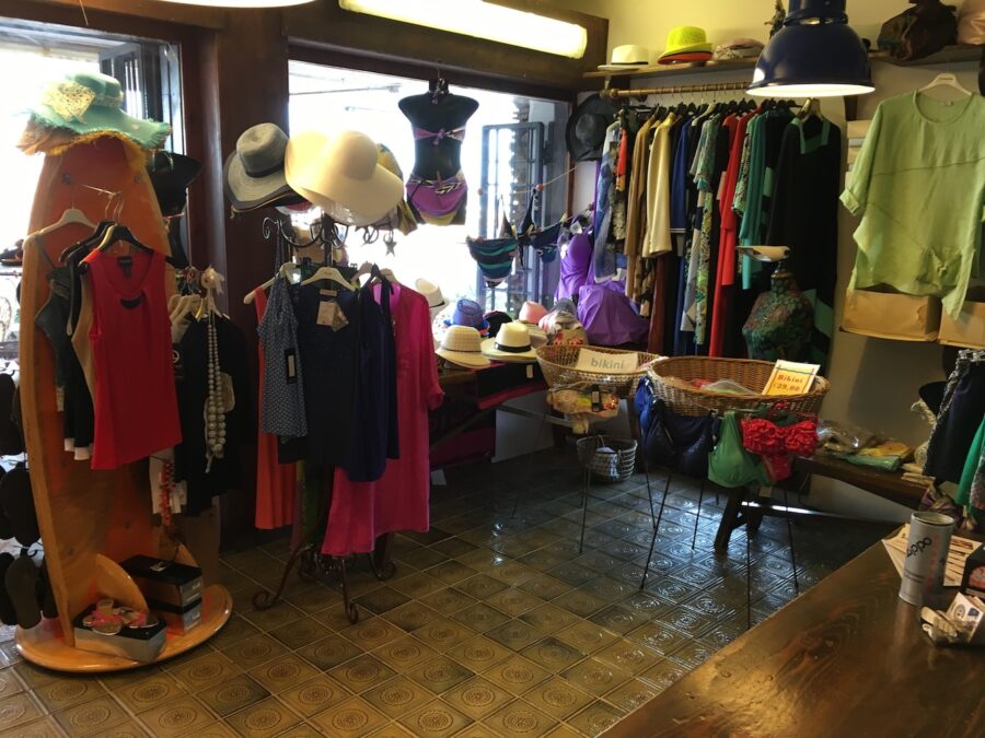 Lola, al timone della boutique che abbina  come nessun'altra i colori del mare