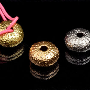 Gusci di riccio in oro e argento affiorano  dal mare di fantasia di Hèlène Boghossian