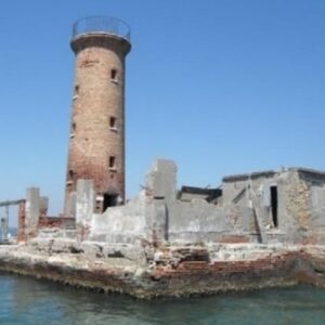 Antichi fari e torri sul mare aspettano  d’essere trasformati in hotel ristoranti, bar