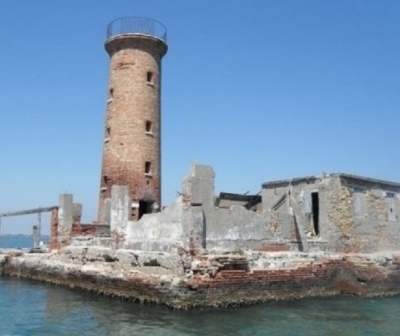 Antichi fari e torri sul mare aspettano  d'essere trasformati in hotel ristoranti, bar