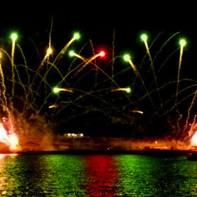 Fuochi d'artificio sul mare, i 10 luoghi  dove approdare per ammirare i più belli