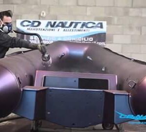 Un po’ vernice, un po’ pellicola. Per cambiare il colore dello scafo ogni volta che volete