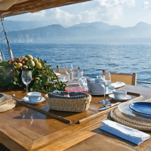 Cibo da portare in barca: quale scegliere  e come conservarlo nel migliore dei modi