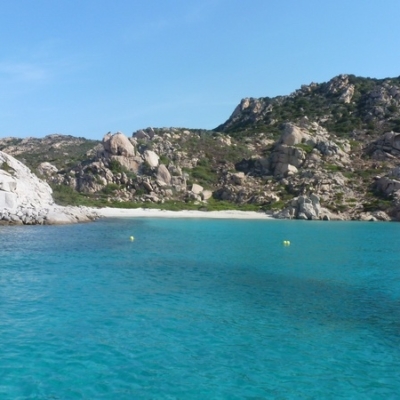 Traghetto o aereo? No grazie, quest'estate  in Sardegna ci andiamo in barca a vela....