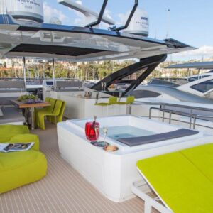 La nautica ai piedi dell’Amer Cento Quad  I pavimenti dello yacht sono da primo premio