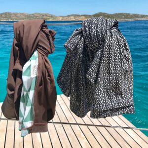 La t-shirt per il mare e la barca è fatta  con un tessuto che si asciuga subito