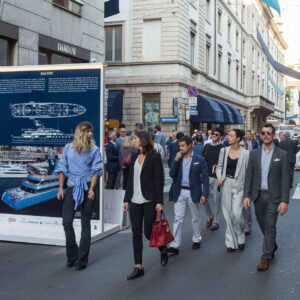 La nautica più elegante del made in Italy  esposta in vetrina in via Montenapoleone