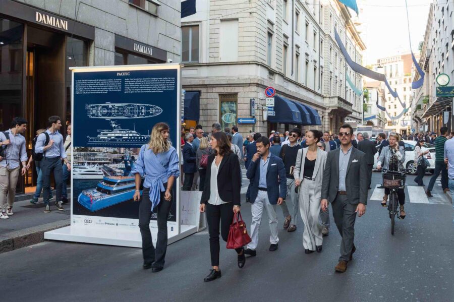 La nautica più elegante del made in Italy  esposta in vetrina in via Montenapoleone