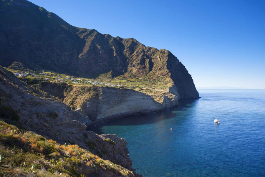 Sette baie per sette isole. Così il numero  magico moltiplica la magia delle Eolie