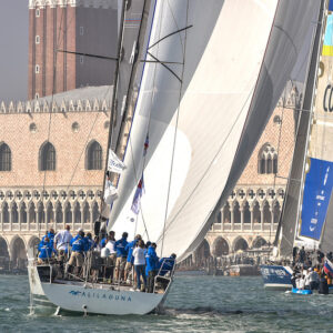 Maxi yacht in regata nei canali di Venezia.  Esiste qualcosa di più spettacolare?
