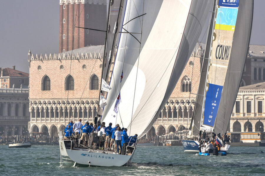 Maxi yacht in regata nei canali di Venezia.  Esiste qualcosa di più spettacolare?