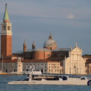 A Venezia per ammirare il maxi catamarano  spinto soltanto da vento, sole e idrogeno