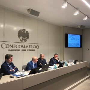 Servono ore per uscire dal porto di Napoli. L’Italia affonda nella burocrazia