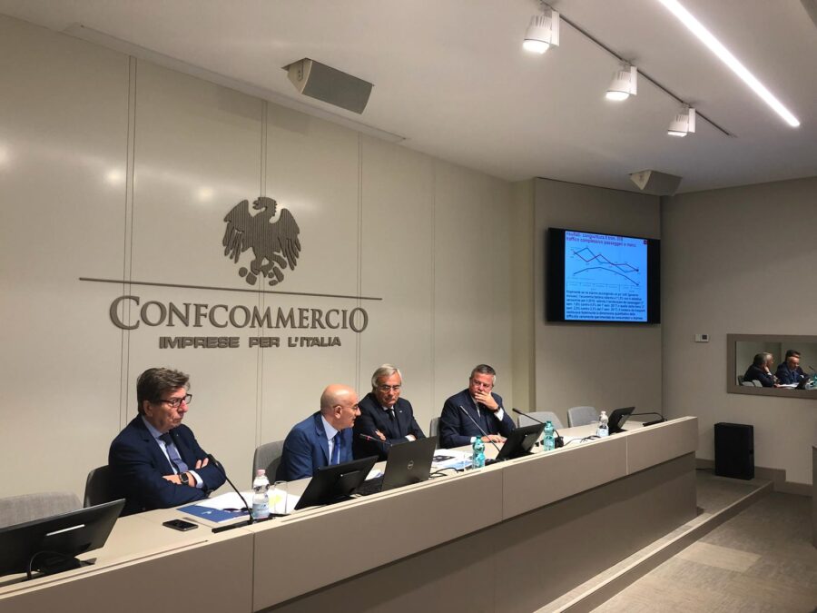 Servono ore per uscire dal porto di Napoli. L'Italia affonda nella burocrazia