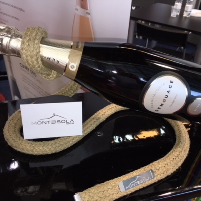 Il portabottiglie in corda che lega  i migliori vini all'acqua di mare