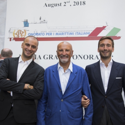 Il messaggio in difesa dei marittimi  italiani viaggia sulla fiancata della nave