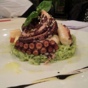 Polpo tiepido alla sorrentina, Daniele Priori  lo serve con basilico, pinoli e parmigiano