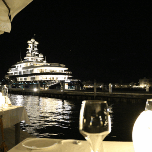 Riviera ristorante per onnivori, cenare  in riva al mare ha un sapore magico