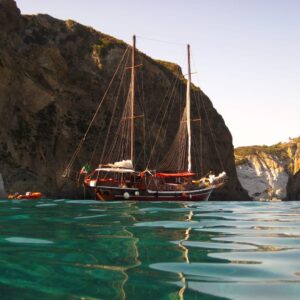 Kiara Salù, il veliero del benessere salpa  in un mare di massaggi cullati dalle onde