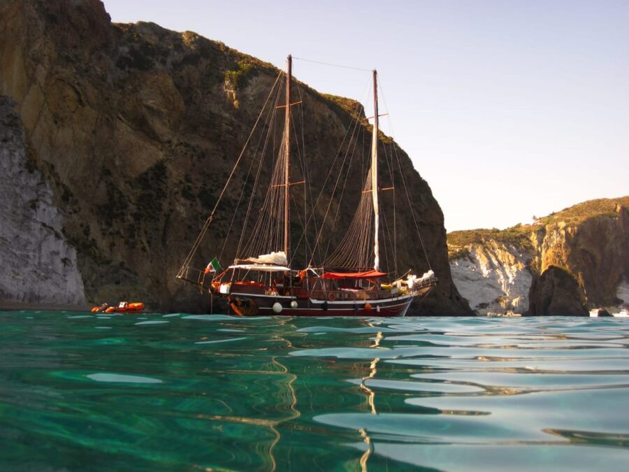 Kiara Salù, il veliero del benessere salpa  in un mare di massaggi cullati dalle onde