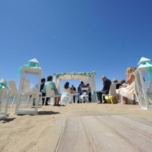 Matrimoni in spiaggia: così l’amore per  il lavoro e per il mare vissero insieme felici