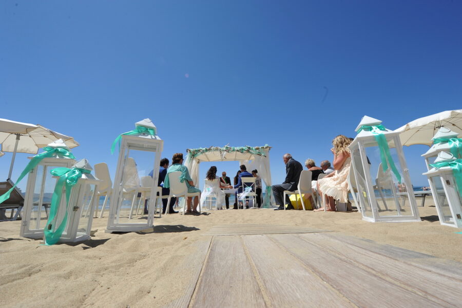 Matrimoni in spiaggia: così l'amore per  il lavoro e per il mare vissero insieme felici