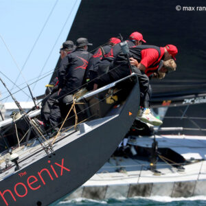 La manovra dello skipper permette  all’equipaggio di spiare i rivali dall’alto…