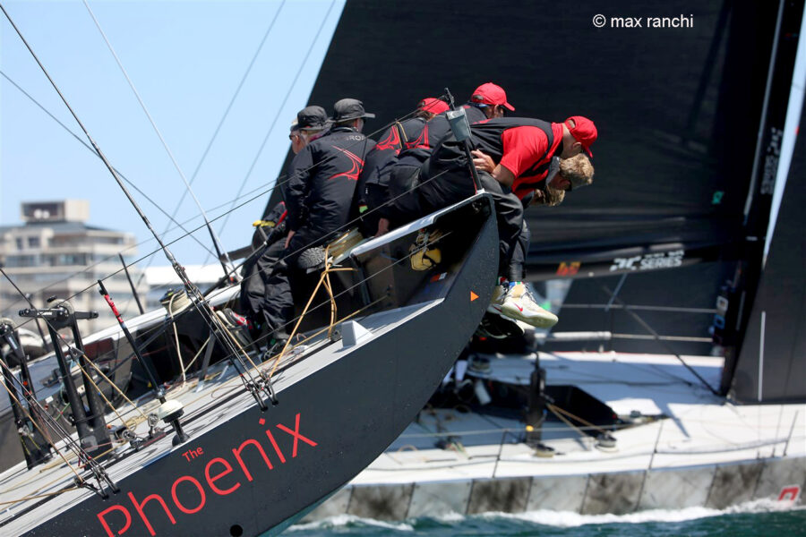 La manovra dello skipper permette  all'equipaggio di spiare i rivali dall'alto...