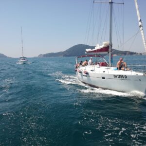 E salparono verso l’altare felici e contenti  Ecco l’addio a celibato e nubilato in barca