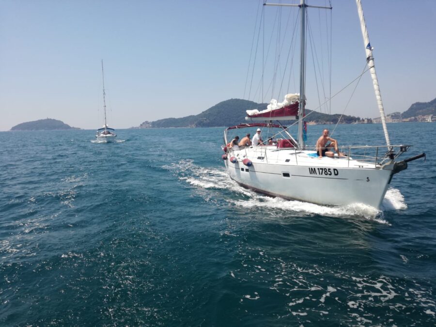 E salparono verso l'altare felici e contenti  Ecco l'addio a celibato e nubilato in barca