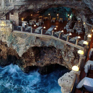 Grotta Palazzese, il ristorante  nella roccia a picco  sul mare