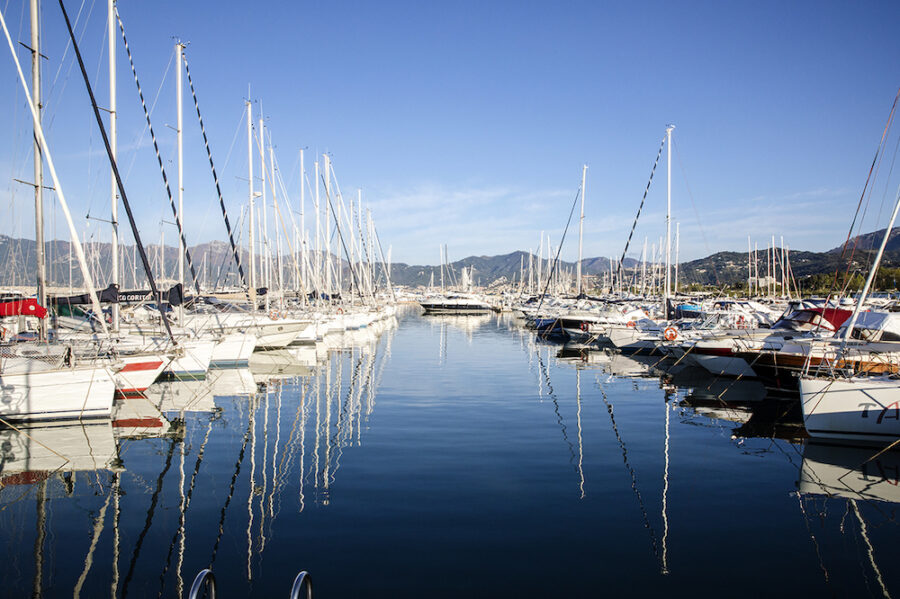 Marina d'Arechi, un doppio filtraggio  pulisce dalla plastica l'acqua del porto