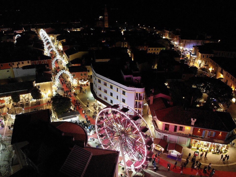 Caorle Wonderland, l'inverno al mare regala perfino una sciata lungo la scogliera