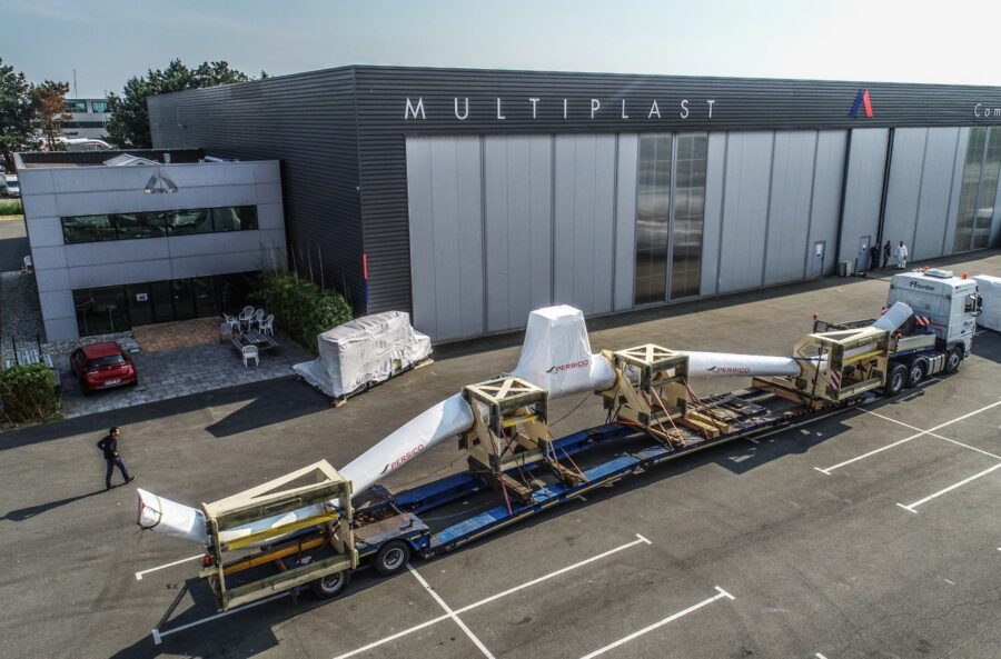 L'impresa del trimarano che ha navigato   per centinaia di chilometri sulla terra