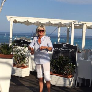 Stintino, qui c’è un camaleonte capace di  cambiare il colore di colazioni, aperitivi, cene