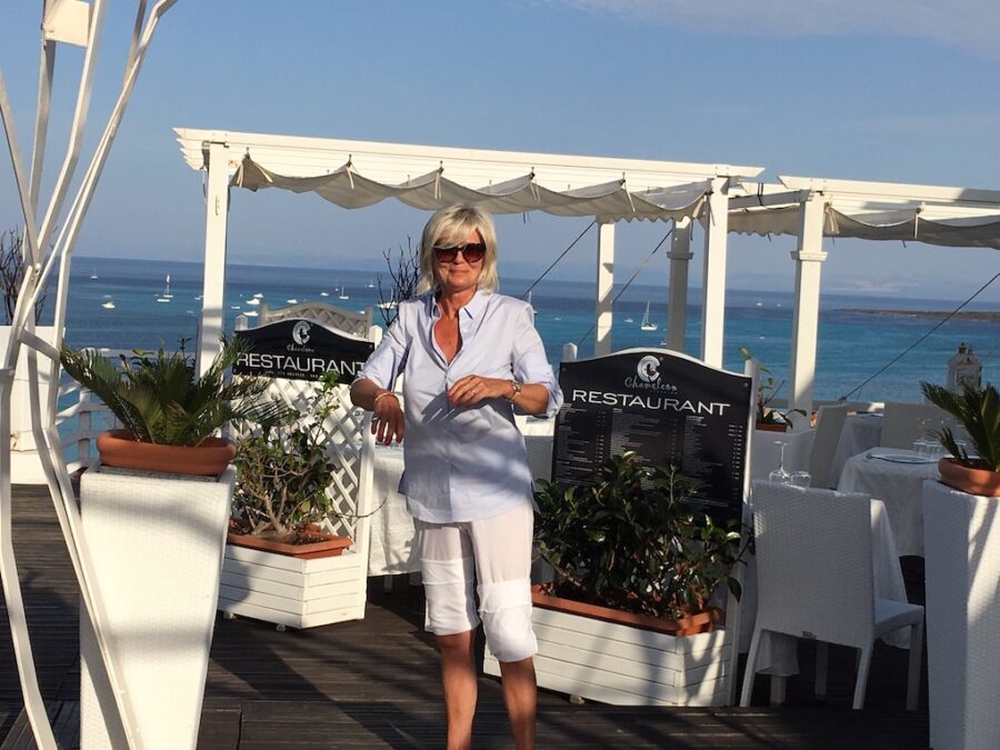 Stintino, qui c'è un camaleonte capace di  cambiare il colore di colazioni, aperitivi, cene