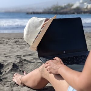 Cari dipendenti, l’azienda vi augura buon  lavoro nel nuovo ufficio in spiaggia o in barca